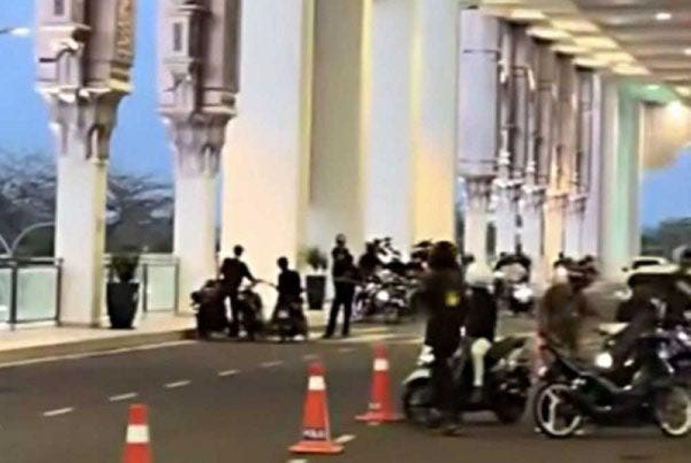 ‘Sad and embarrassing’: Loke orders JPJ enforcement blitz after ‘mat rempit’ antics at Kelantan airport