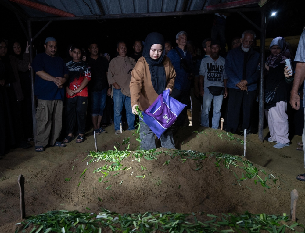 Family of three killed in KL Immigration lorry crash buried in Kampar