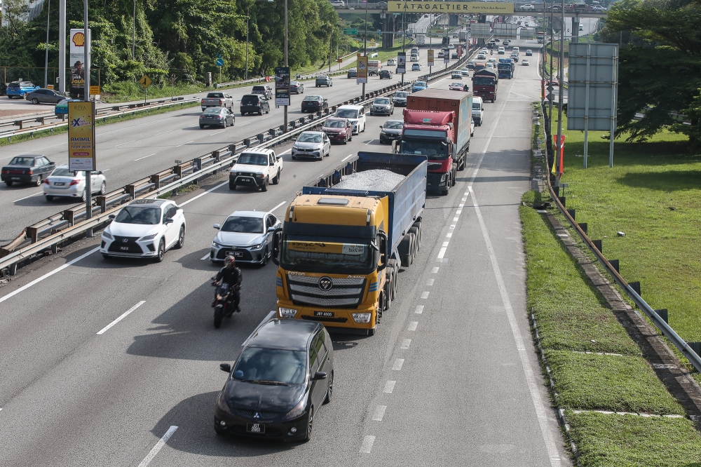 We cannot hold: Truckers warn of rising costs, halted projects as diesel surge