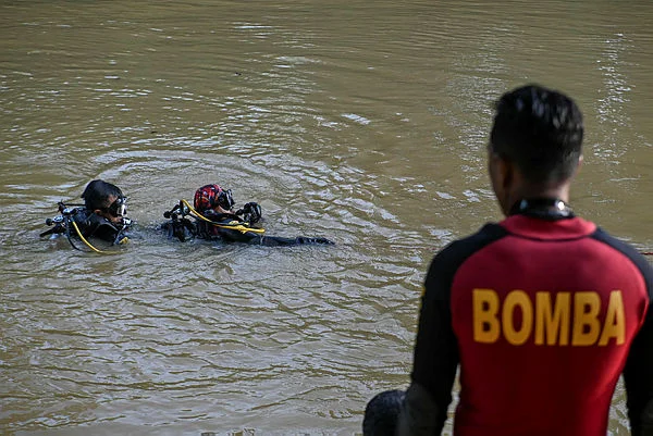 Man feared drowned after jumping into Sungai Perak to retrieve drifting boat