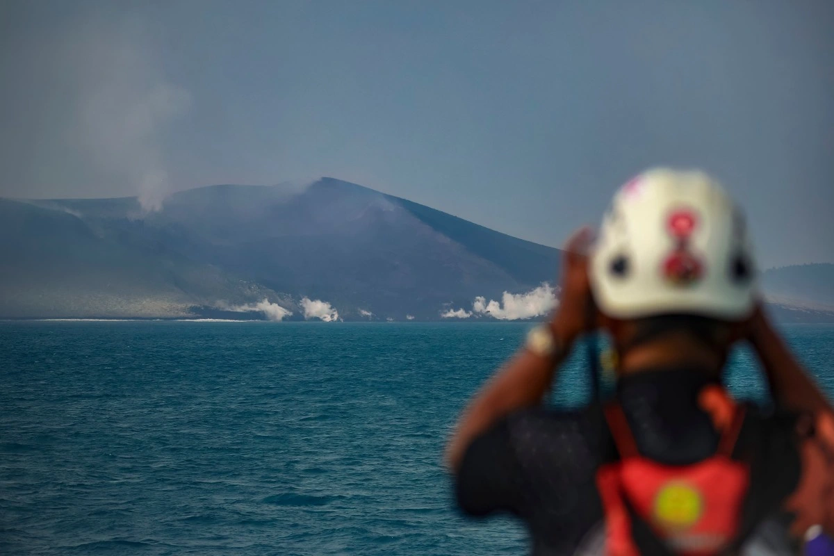 Indonesia extends search for missing journalists on volcano mission
