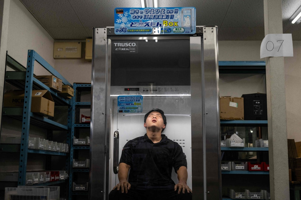 Cool Japan: Human fridge chills workers in extreme heat