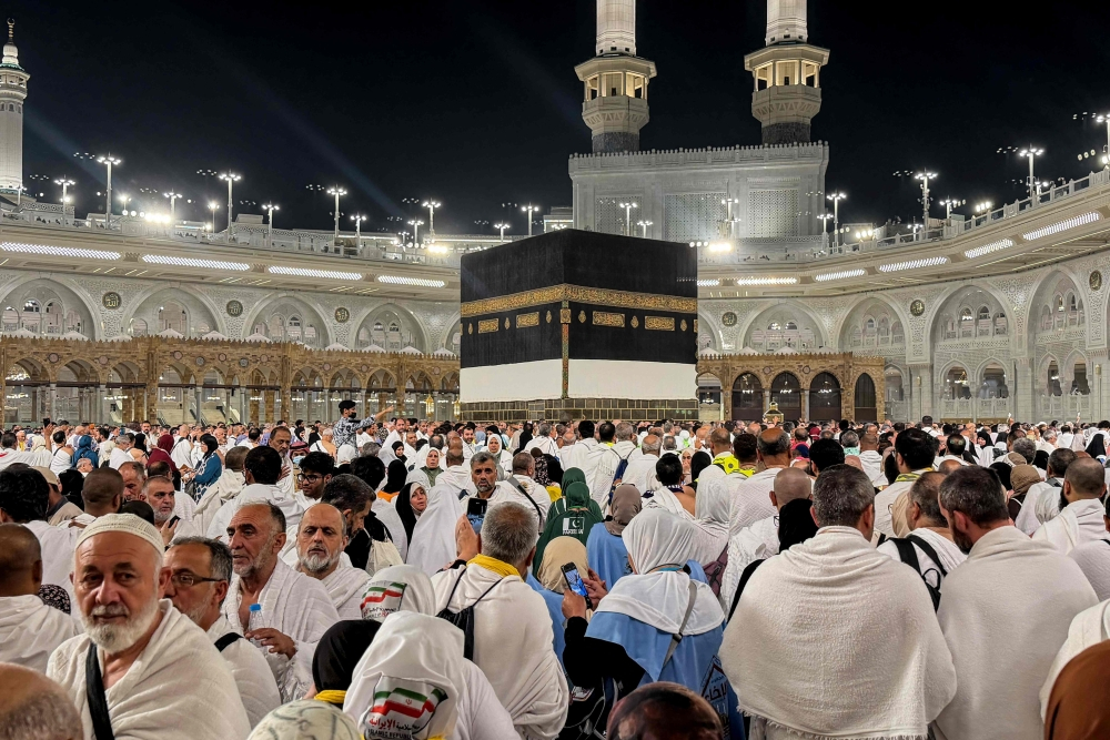 Haj pilgrimage begins in Mecca as Middle East tensions and extreme heat loom