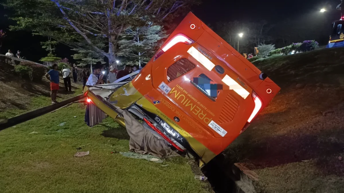 Express bus overturns in Skudai, injuring 10 passengers
