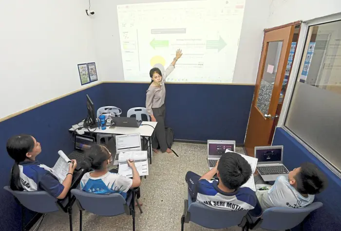 The teacher still beats AI