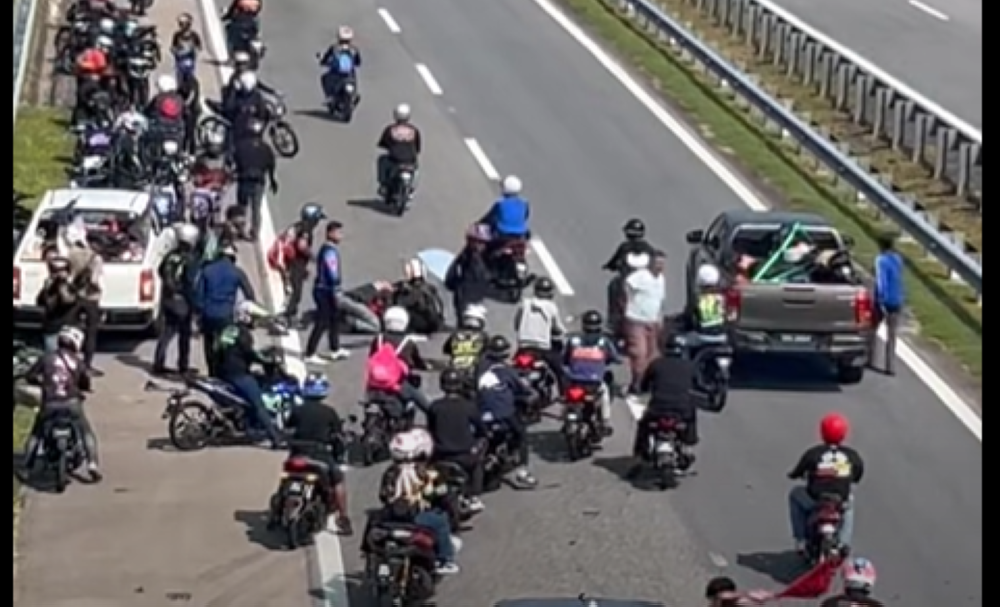 Kuantan student dies after motorcycle slams into stationary Triton on LPT2 returning from RXZ event