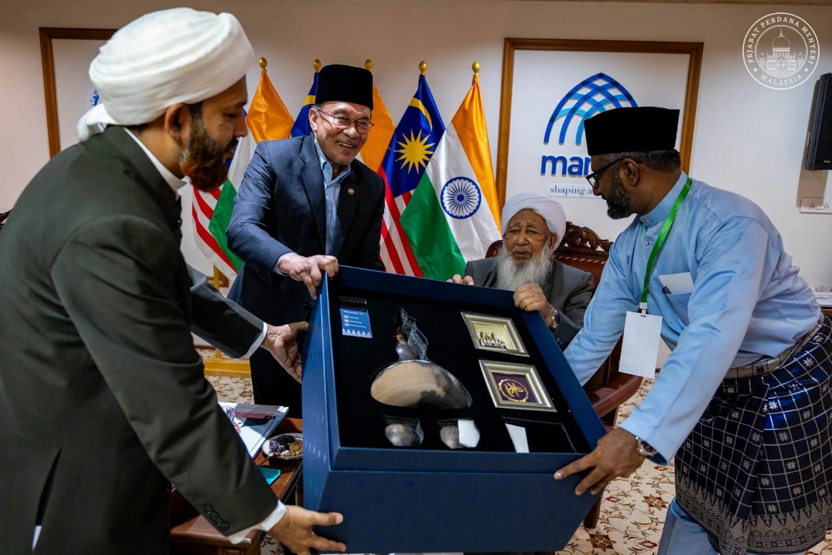 PM Anwar receives Sheikh Abu Bakar Foundation excellence award