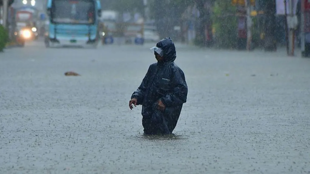 Heavy rain paralyses India's financial capital Mumbai